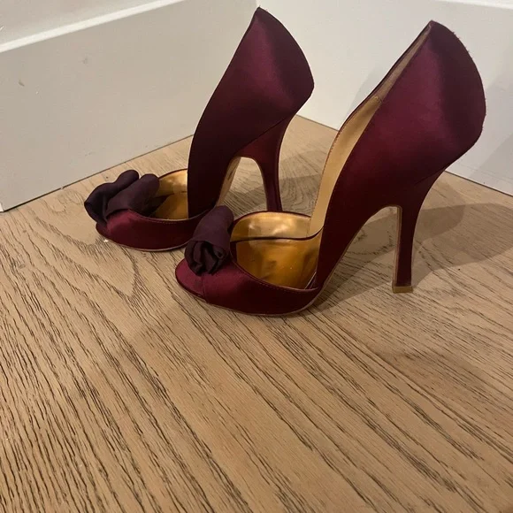 Badgley Mischka maroon Christmas pumps - Picture 5 of 5